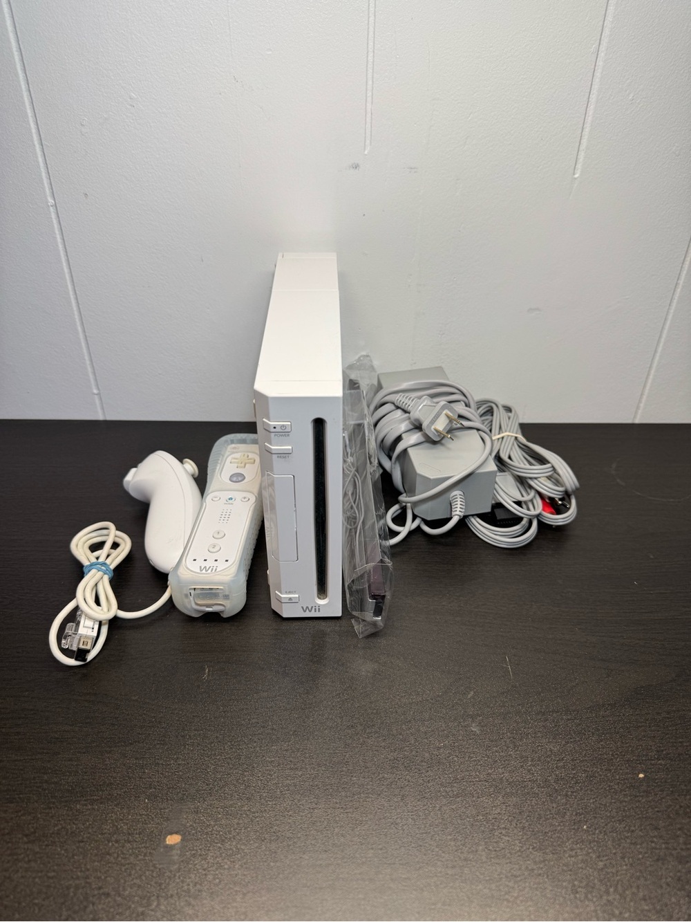 Nintendo Wii Console White  Bundle with Controller - Tested And Works - READ